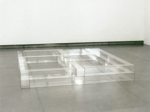 Sin título - vidrio -30x236x260 cm
Kunsthaus Aarau - 1986 
Collezione Kunstmuseum St. Gallen
